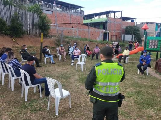 En coordinación con las autoridades gubernamentales, realizamos encuentros comunitarios en Icononzo