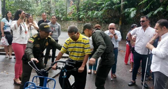 Policía Metropolitana de Ibagué entrega bicicletas tipo TÁNDEM a personas con discapacidad visual