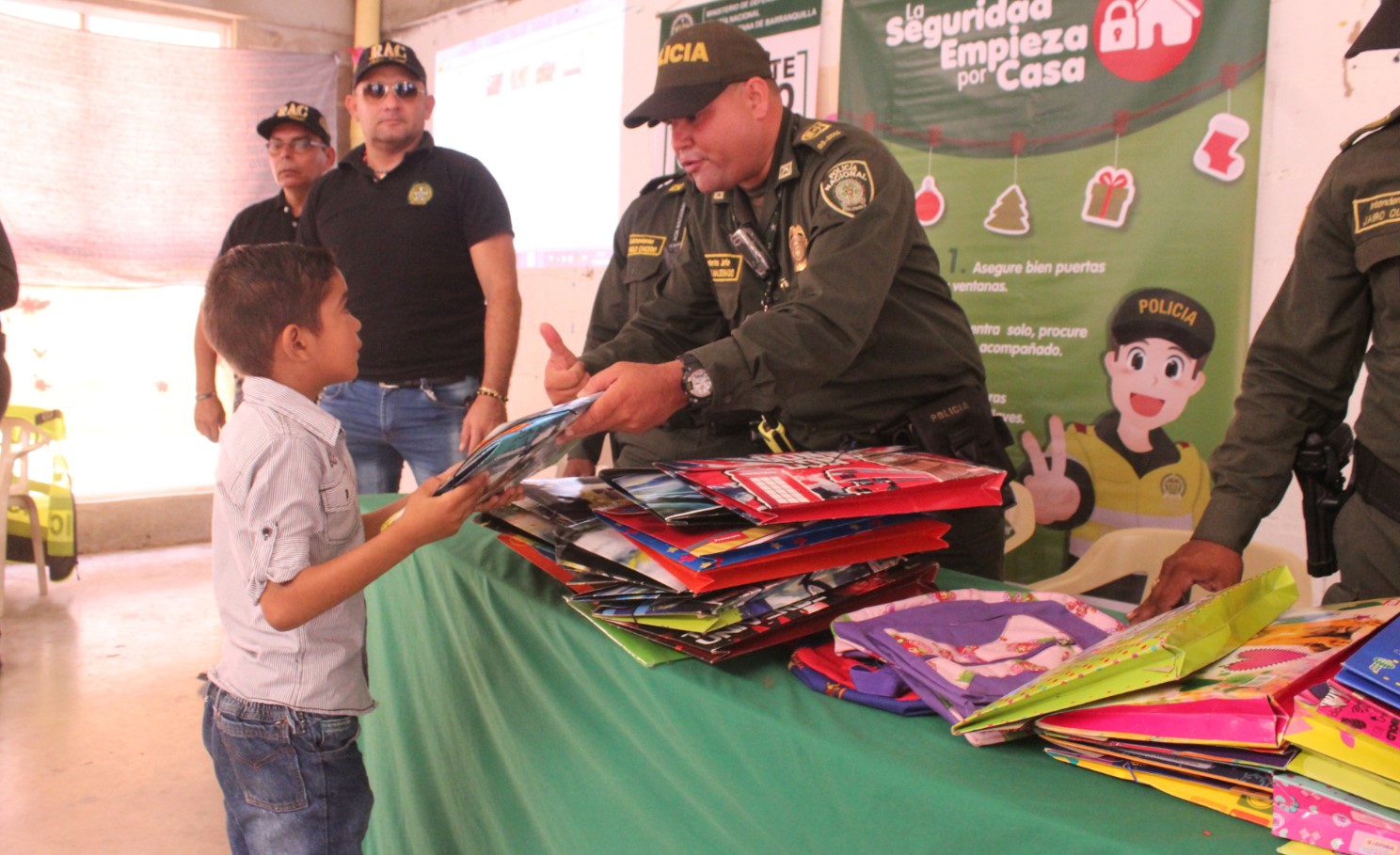 Nuestros uniformados trabajan con los niños y niñas en los valores enfocados a fortalecer la educación y el deporte