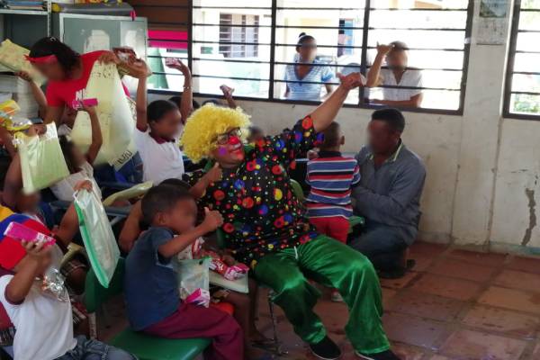 Entrega-de-kits-escolares-veredas-Leticia-y-El-Recreo