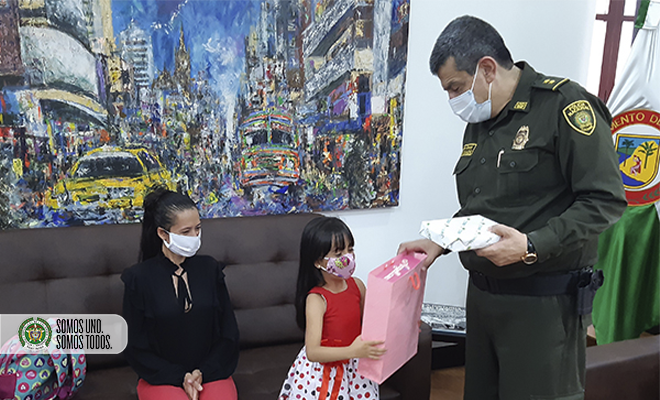 entrega de table a niña de semaforo