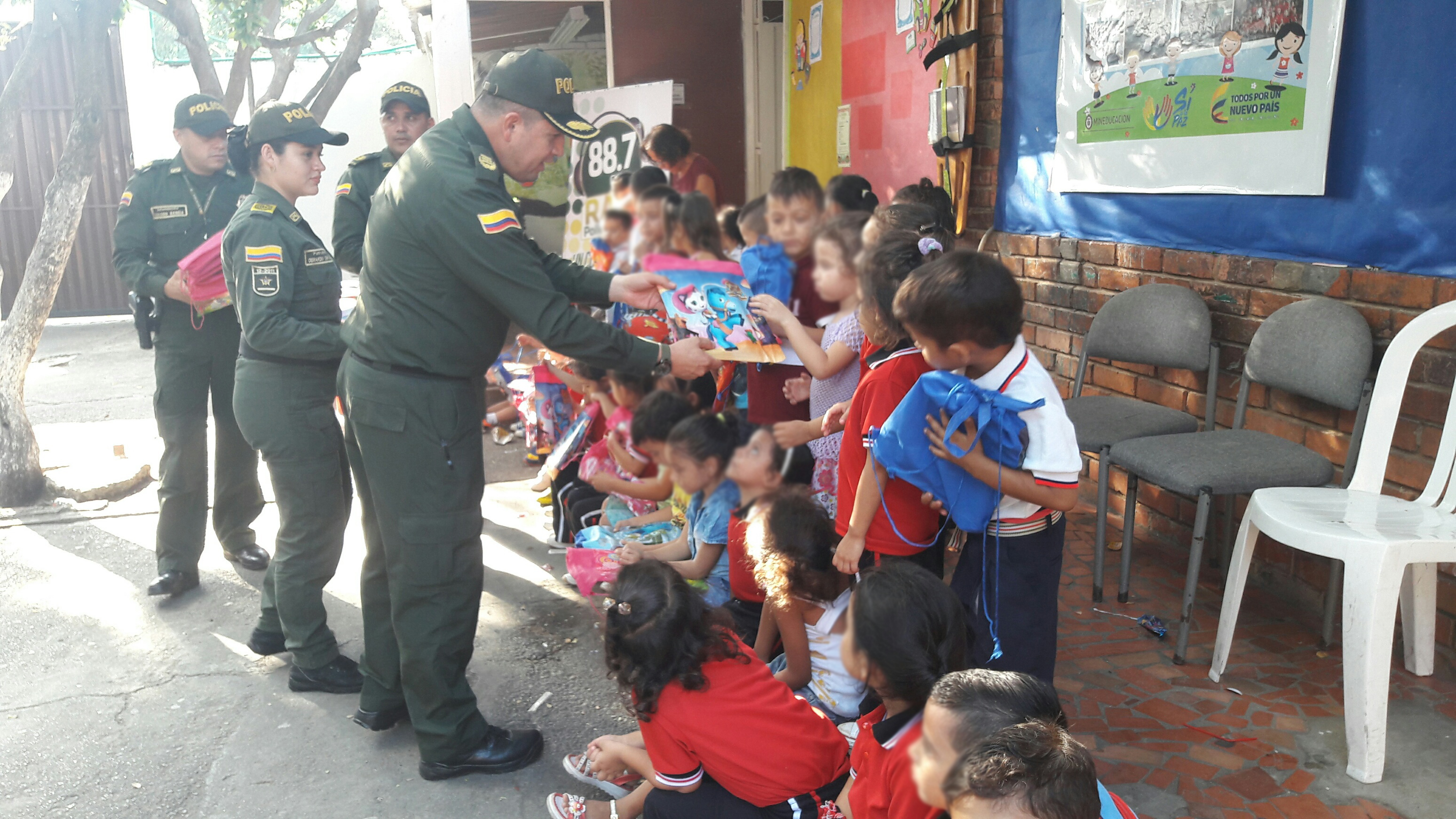 entrega-mil-kits-escolares