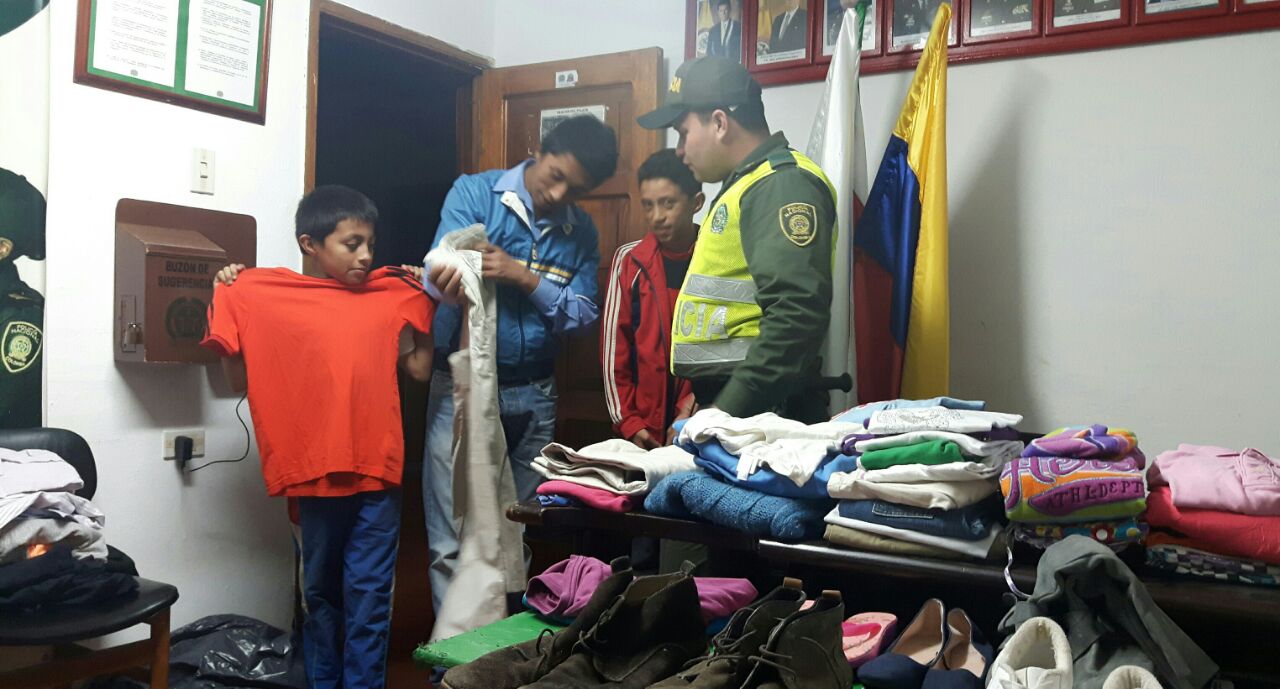 Policía entrega ropa y calzado en Iza