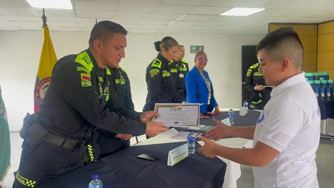 Entrega-certificado-embajadores-de-la-legalidad-Bogotá