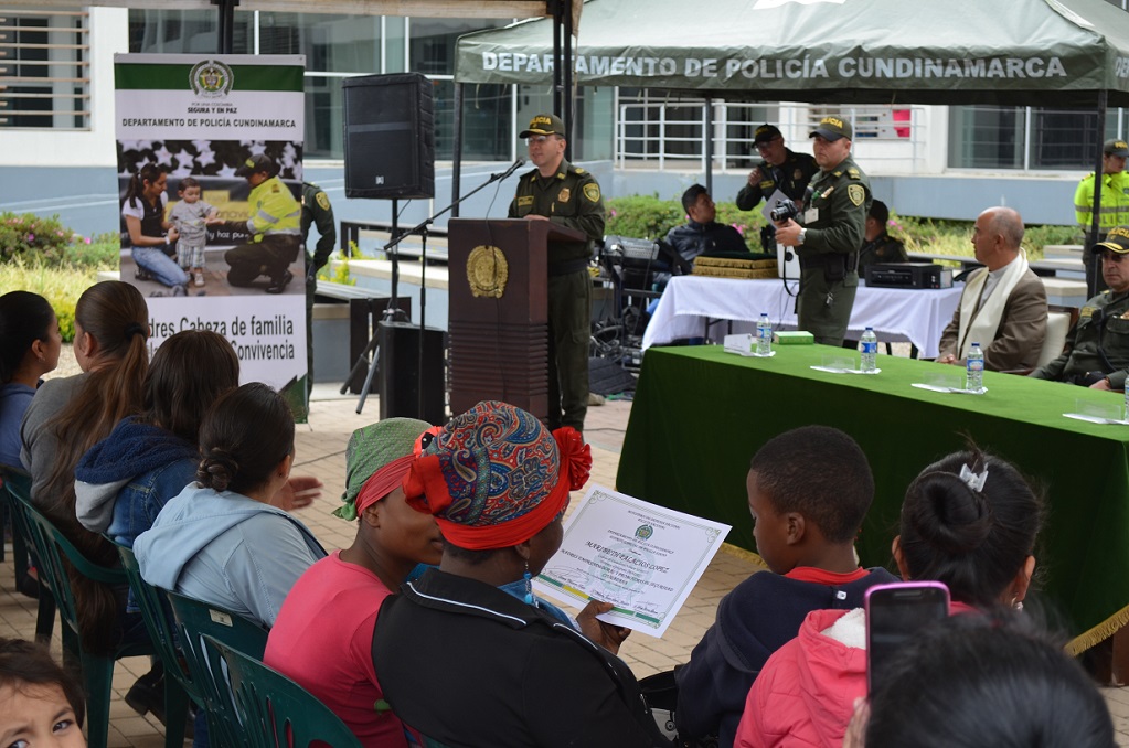 policía-ayuda-madres-cabeza-de-familia-en-Soacha