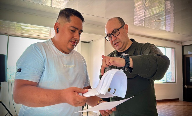 Policía hace entrega de detalle institucional en conmemoración del Día del Periodista 