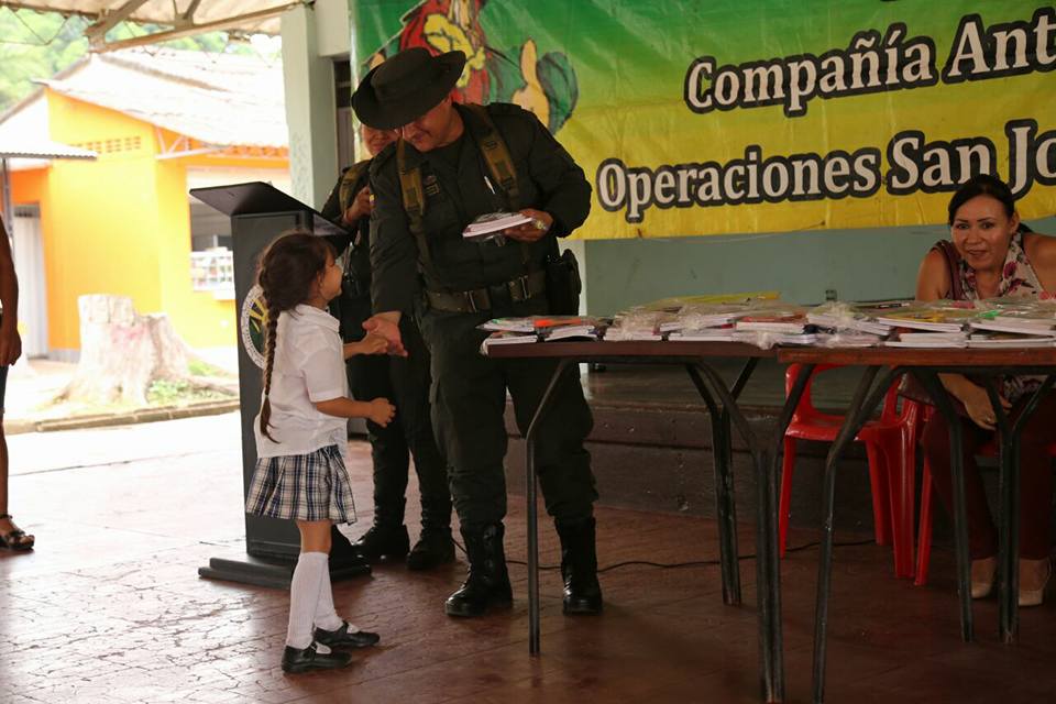 Entregamos 300 kits escolares a nuestros niños mas necesitados