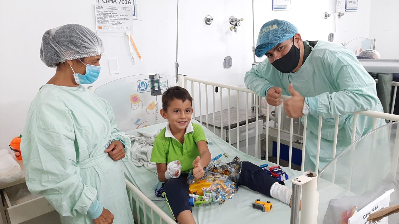 ENTREGA DE KITS Y JUGUETES A LOS NIÑOS DEL HUS 5