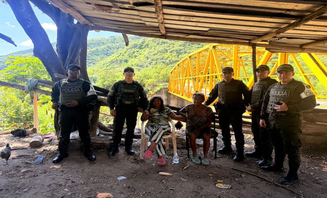 Policías realizan entrega de mercados en El Remolino