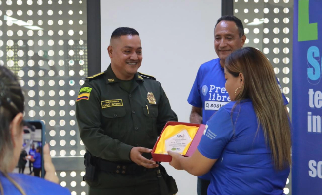 Entrega de reconocimiento por parte del gremio de los periodistas