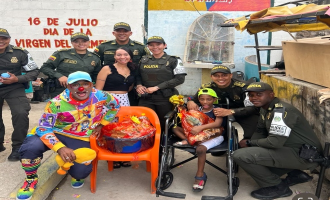 Entrega silla de ruedas a un niño con necesidades especiales