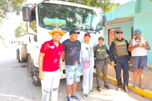 La Policía Nacional suministra agua potable a la ciudadanía de la Loma