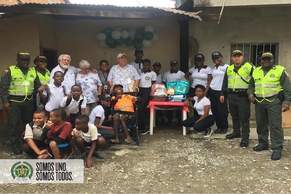 Entregamos-silla-de-rueda-a-joven-con-discapacidad