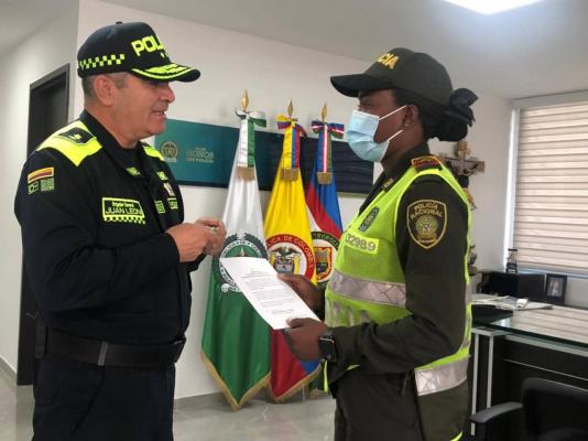 Policía recibiendo reconocimiento