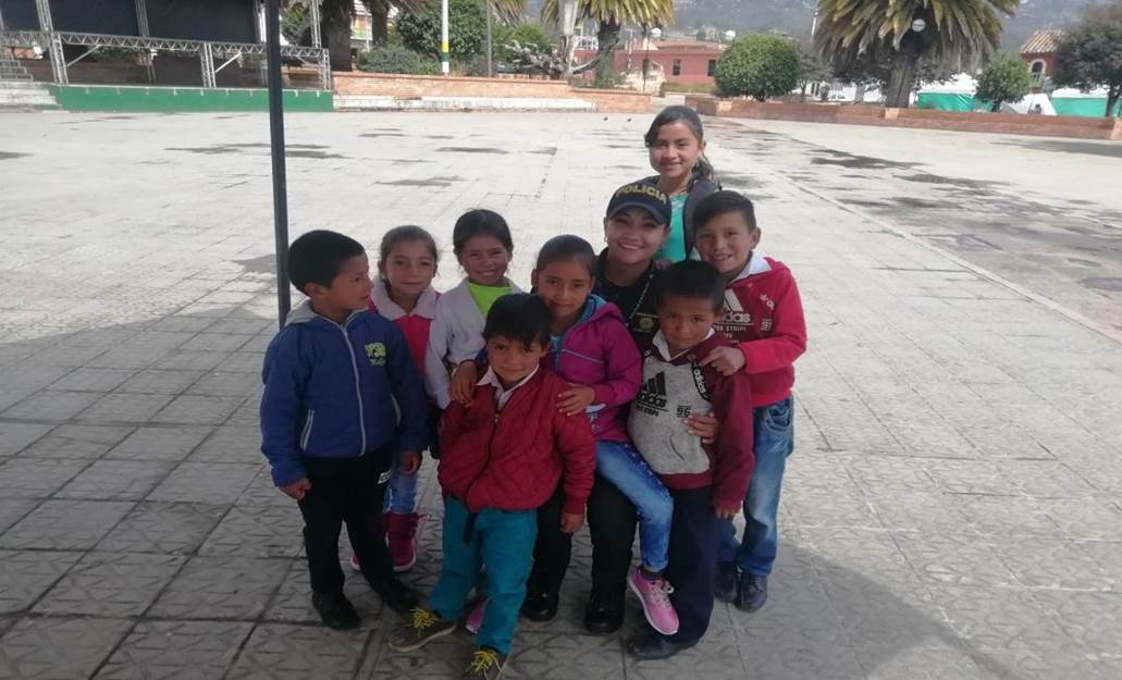 labor del ESMAD con los niños de Boyacá 