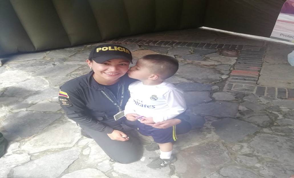 labor del ESMAD con los niños de Boyacá 