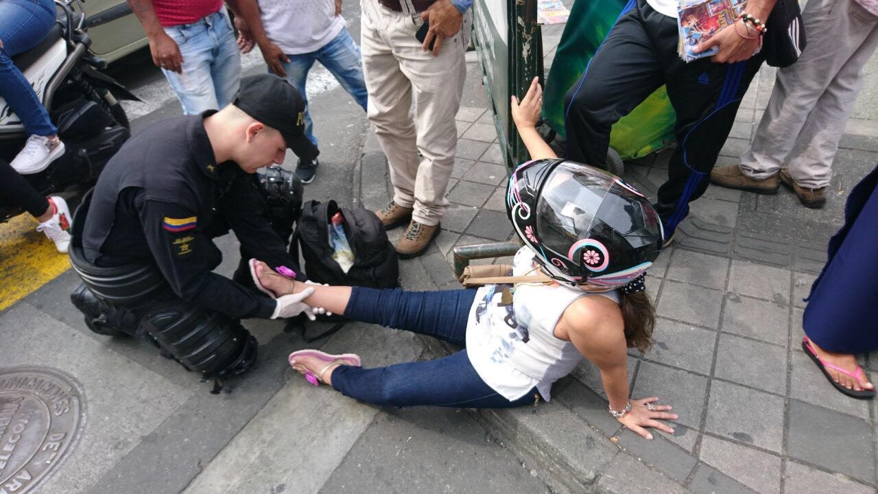 Se despojaron de sus armaduras para brindarle auxilio