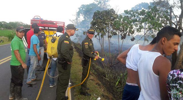 Policía Meta-estingue incendio