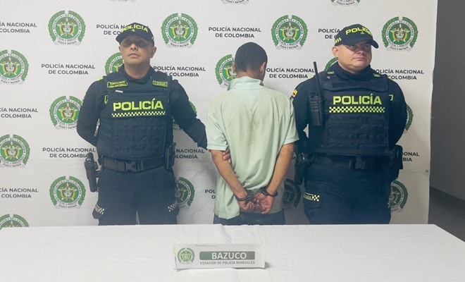 Dos policías y un capturado
