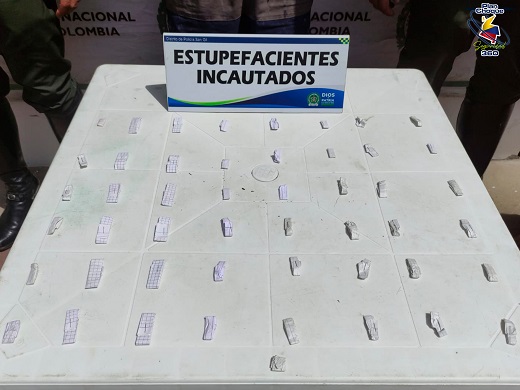  Se le halló en su poder 48 dosis de clorhidrato de cocaína.