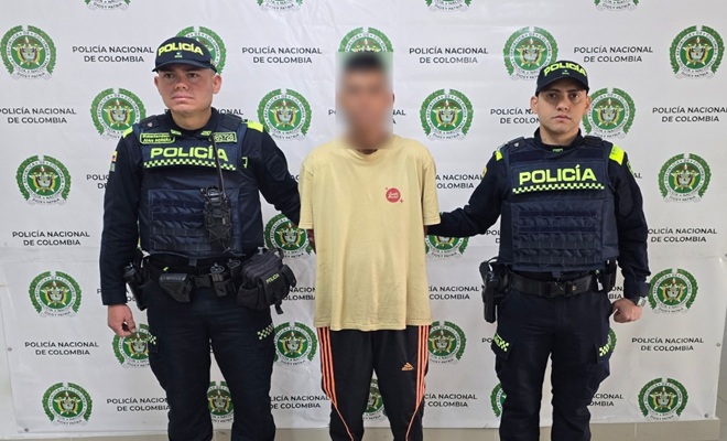 Dos policías con un capturado