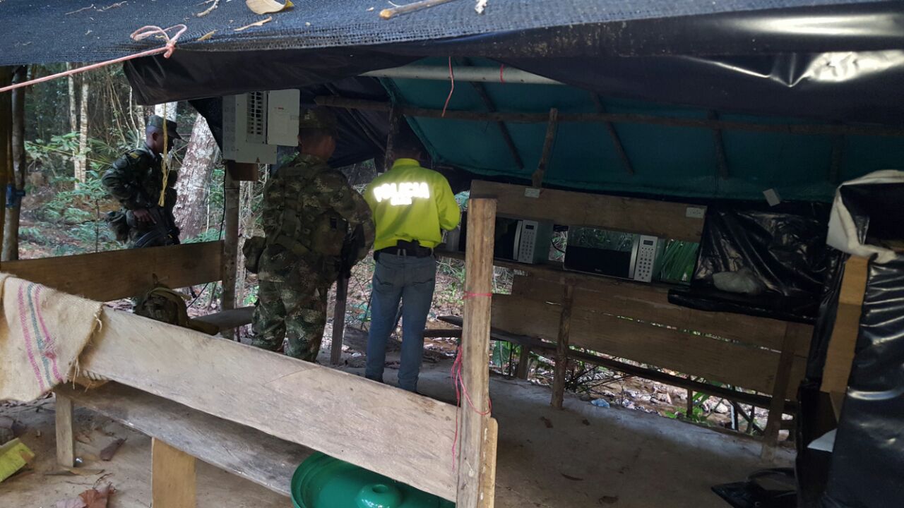 uniformados policiales con el ejercito realizando inspección en el lugar