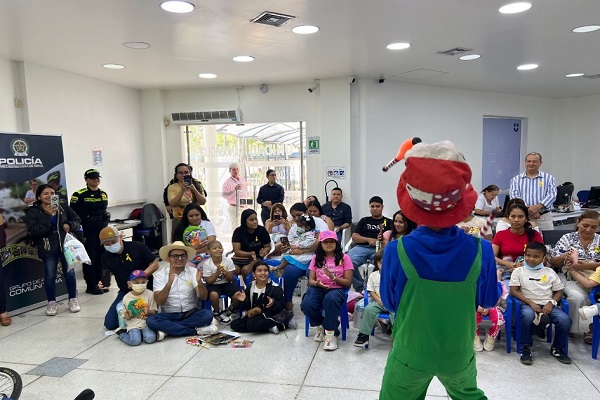 Actividad lúdico-pedagógica por parte de la Policía comunitaria a niños y familias
