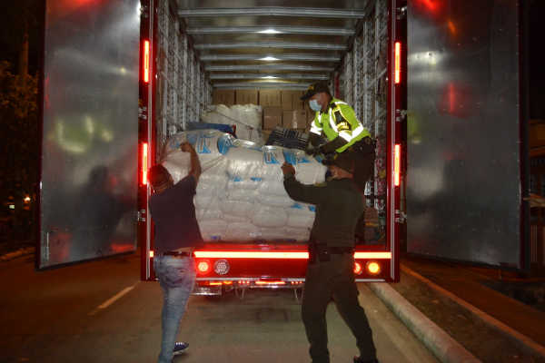 Comandante de la policía metropolitana de Neiva, al lado de sus hombres, velando por la seguridad y la convivencia