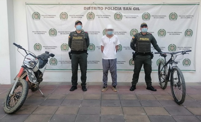 1 persona capturada-policías custodiando-bicicleta recuperada