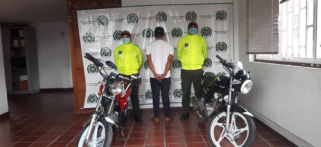 1 persona capturada-policías custodiando-elementos recuperados