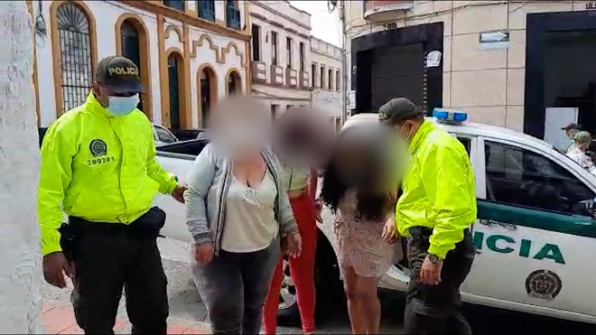 3 personas capturadas-policías custodiando