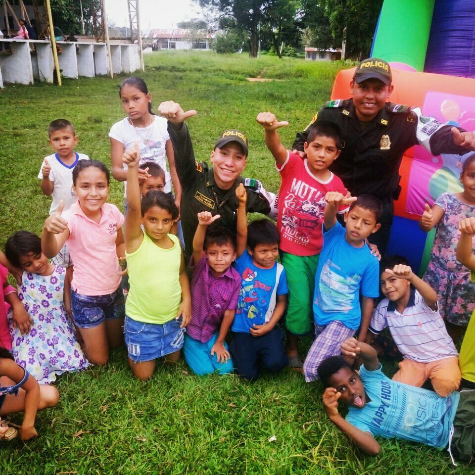 niños-compartiendo-con-la-policia-nacional