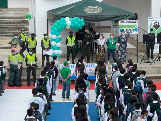 Policía acompañando el regreso a clases