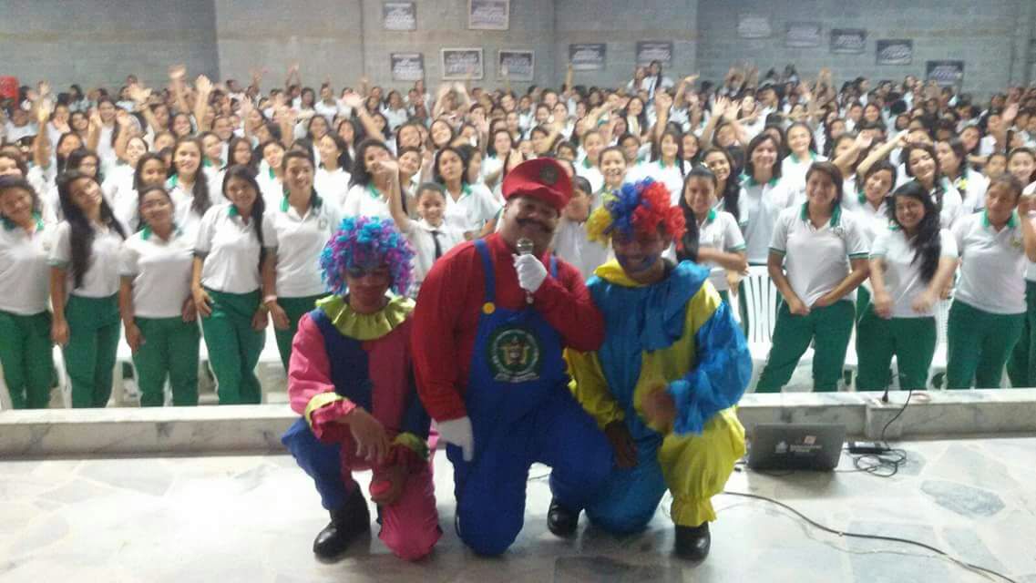 policia-en-recreacion-con-niños-niñas-y-adolescentes