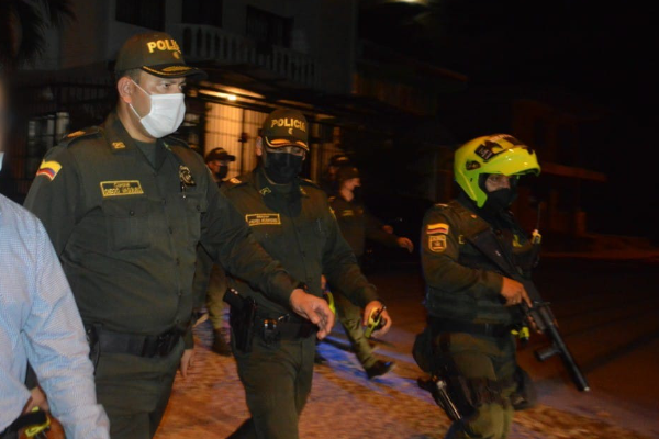 Comandante de la policía metropolitana de Neiva, al lado de sus hombres, velando por la seguridad y la convivencia