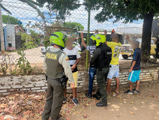 Policía registrando personas