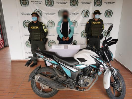 Persona capturada-policías custodiando 