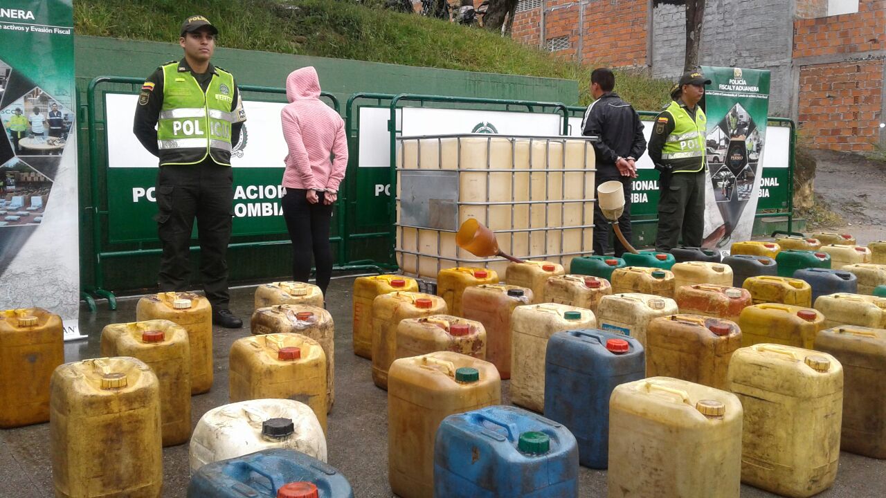 Policía en Santander incauta 271 galones de combustible de contrabando