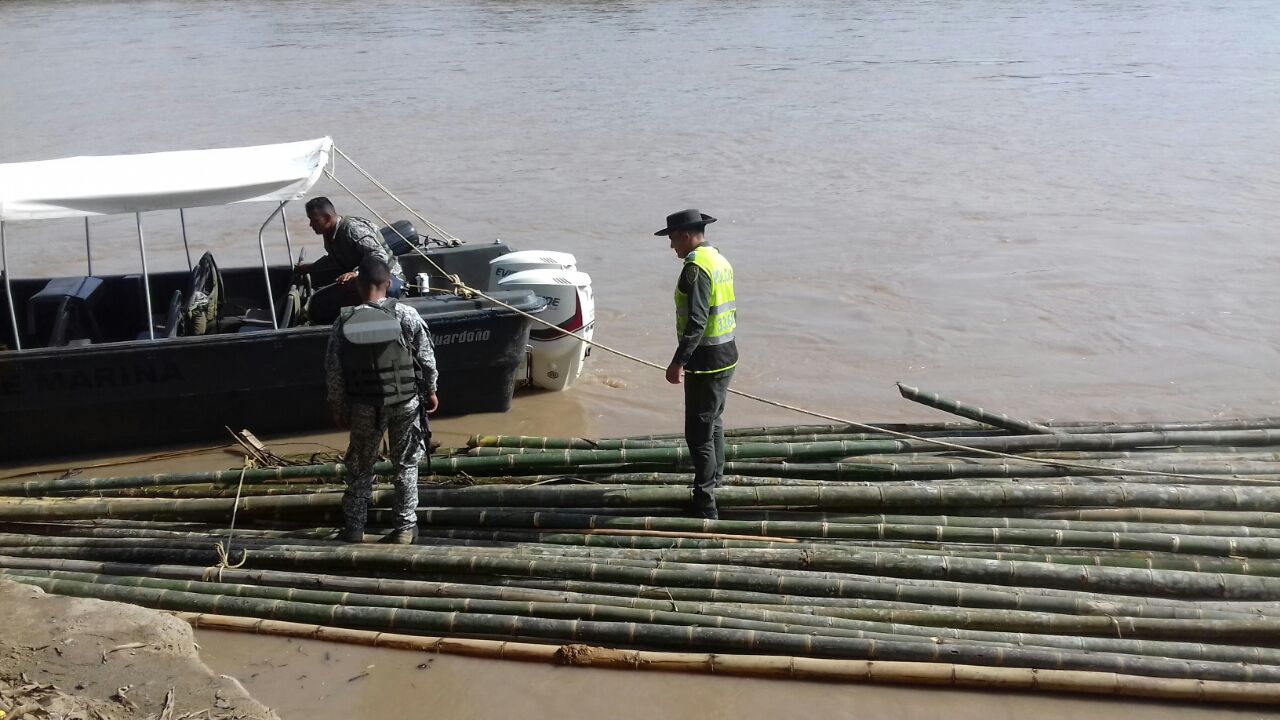 policias-realizando-incautacion-de-madera