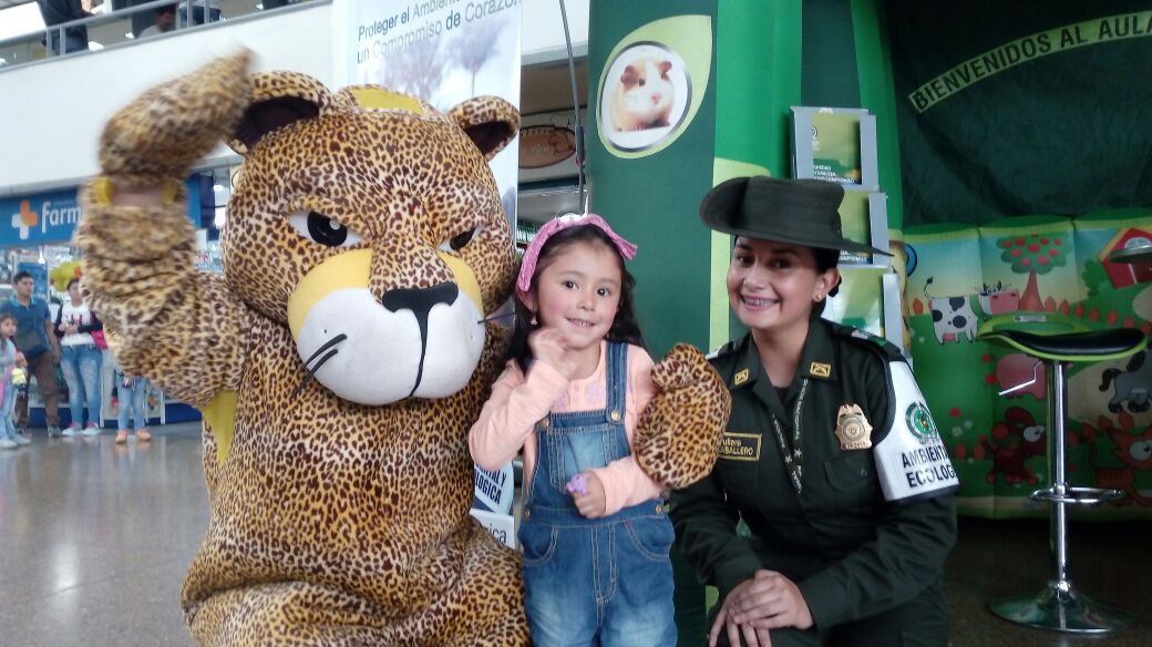 policia-ambiental-con-niña-en-el-terminal