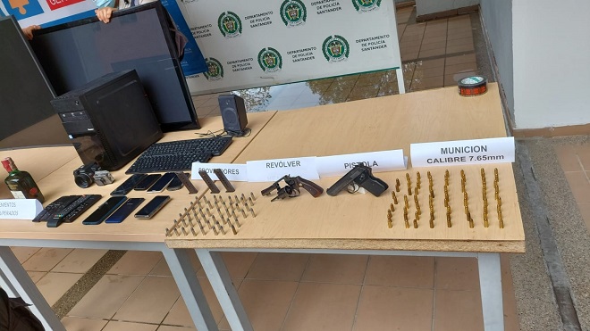 1 persona capturada-policías custodiando-elementos incautados