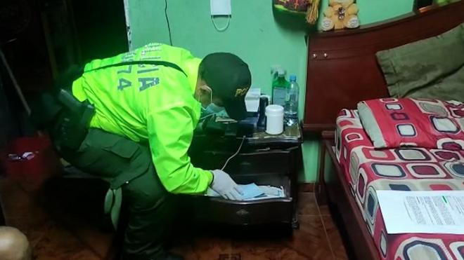 policía registrando inmueble