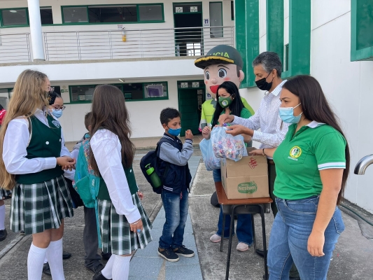Policía acompañando el regreso a clases