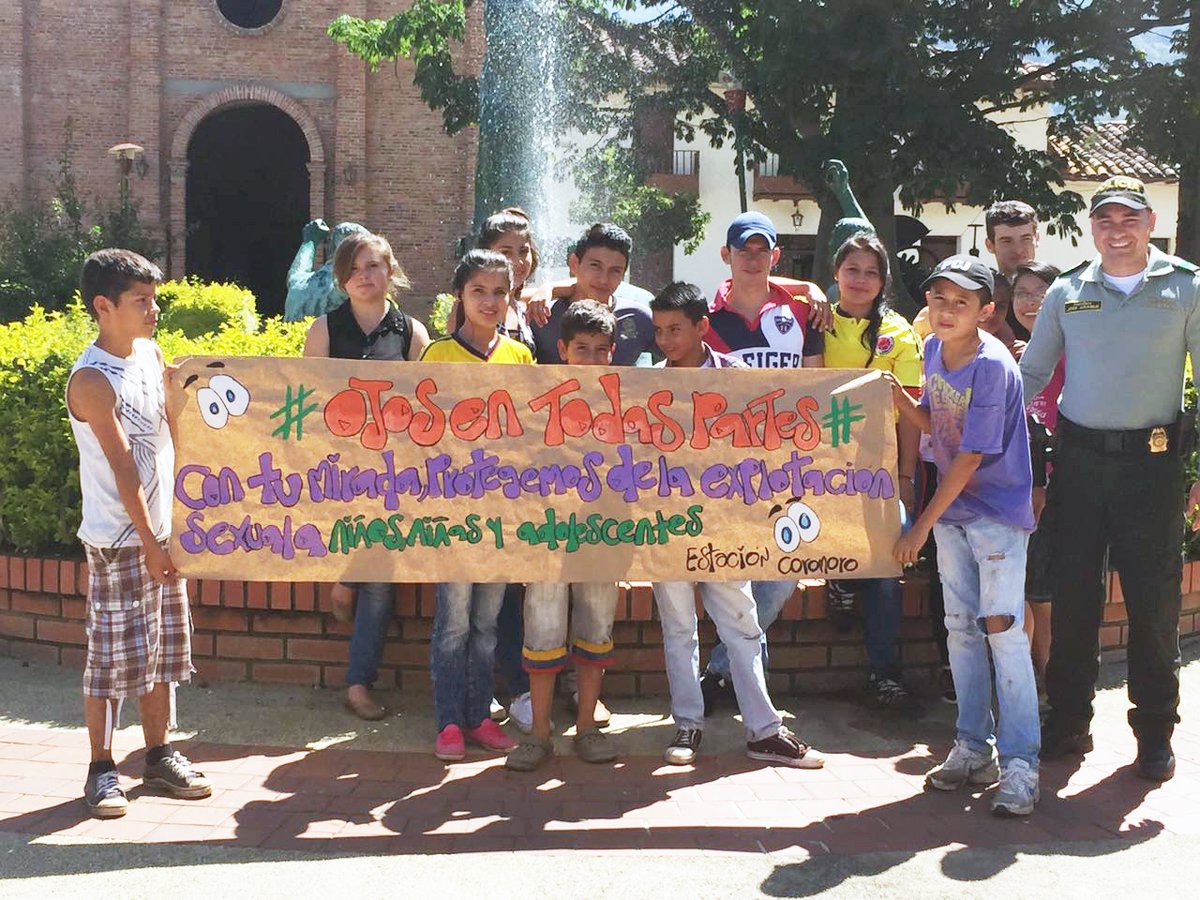niños-y-policias-campaña-ojos-en-todas-partes