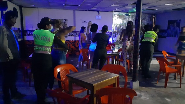 Policías registrando personas