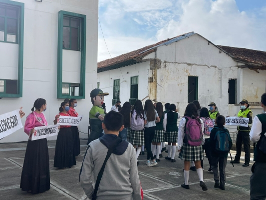 Policía acompañando el regreso a clases