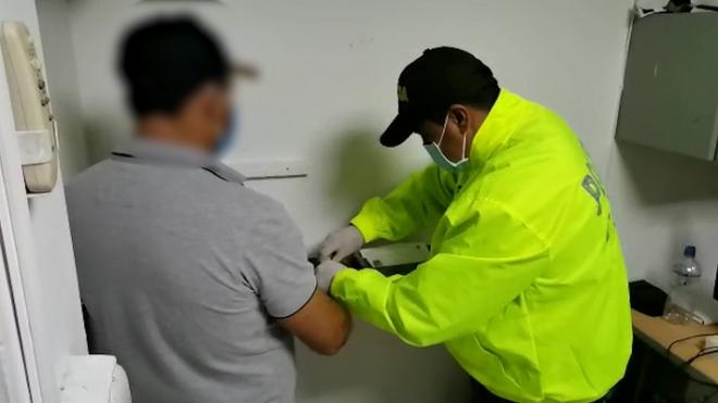 Policia reseñando capturado