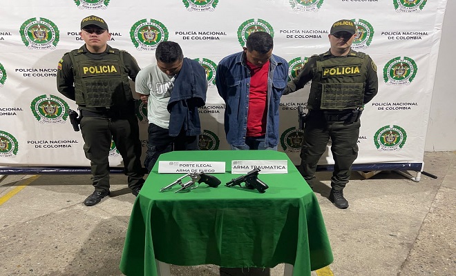 Persona capturada-policías custodiando 