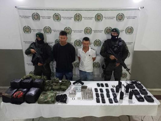 Personas capturadas-policías custodiando 