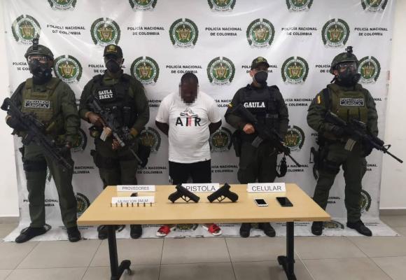 Persona capturada-policías custodiando